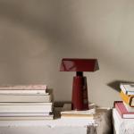 &Tradition Caret MF1 stolová LED lampa burgundská