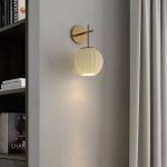 Nástenné svetlo Mei, guľa, štruktúra zlatá