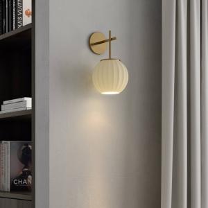 Nástenné svetlo Mei, guľa, štruktúra zlatá