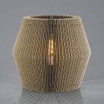 Vrstvová stolová lampa z kartónu, dvojkónický peň