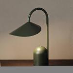ferm LIVING LED dobíjacia stolová lampa Arum, zelená, stmievateľná, IP44