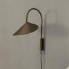 ferm LIVING Arum Otočné nástenné svietidlo, bronz, 47 cm, zástrčka