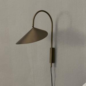 ferm LIVING Arum Otočné nástenné svietidlo, bronz, 47 cm, zástrčka