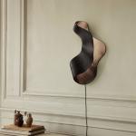 ferm LIVING LED nástenné svietidlo Oyster, hliník, 60 cm, zástrčka