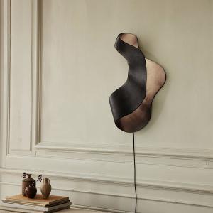 ferm LIVING LED nástenné svietidlo Oyster, hliník, 60 cm, zástrčka