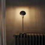 ferm LIVING Stolná lampa Tiny, nikel, výška 42,2 cm, naklápacia