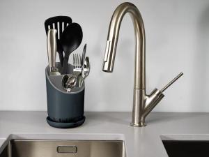 Odkvapkávací stojan na príbory, nože a nástroje Joseph Joseph Dock, šedý