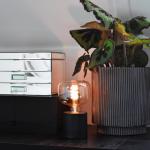 Stolná lampa Calex v tvare valca, čierna