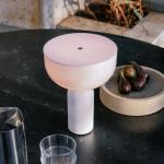 New Works Kizu dobíjacia stolová lampa biela