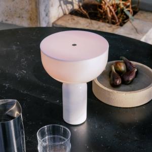 New Works Kizu dobíjacia stolová lampa biela