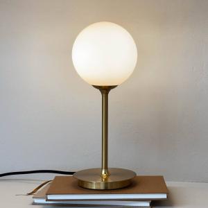 Dyberg Larsen stolová lampa Sia, farba opál/mosadz, výška 12 cm