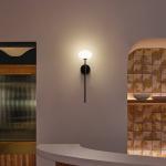 LEDS-C4 LED nástenné kúpeľňové svietidlo Bloom IP44, čierne, výška 45 cm