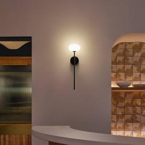 LEDS-C4 LED nástenné kúpeľňové svietidlo Bloom IP44, čierne, výška 45 cm