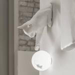 Nástenné svietidlo Karman Maoo, biela keramika, sklo, figúrka mačky