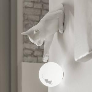 Nástenné svietidlo Karman Maoo, biela keramika, sklo, figúrka mačky