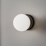 Nástenná lampa Kiba, čierna/zlatá, sklenené guľové tienidlo