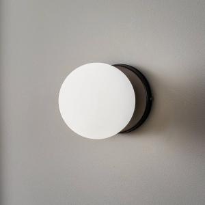 Nástenná lampa Kiba, čierna/zlatá, sklenené guľové tienidlo