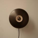 Nástenné svetlo Audo TR Reverse LED, zástrčka, piesok/bronz, kameň