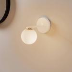 Nástenné svetlo Gama v bielej farbe so sklenenou guľou