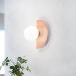 Nástenné svetlo Loop Coral, koralovo červené, sklenená guľa opálová, kov