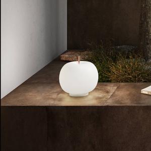 kdln Stolová lampa Kushi, mosadz/biela, Ø 16 cm, sklo