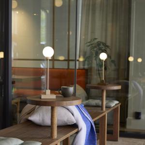 Northern Stolová LED lampa Snowball, sivobéžová, 2700 K