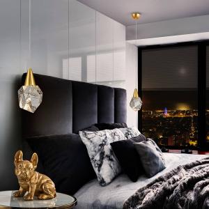 Závesné svietidlo Aquaria LED, číre sklo, zlatá farba, polyedrické