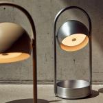 FRANDSEN Stolová LED lampa Ball Portable, pieskovo sivá, oceľ