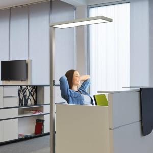 Stojaca lampa LED MAULsenja, strieborná farba, senzor, 196 cm