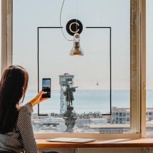 MARSET závesné svietidlo Atlas, 2 700 K, Ø 11 cm, transparentné