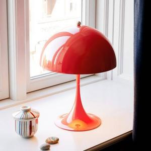 Louis Poulsen Akumulátorová lampa Panthella PORTABLE 250 koralovo červená