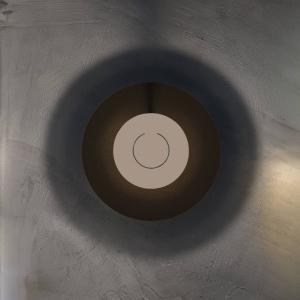 Knikerboker LED nástenné svetlo DoppioZero, hnedá/sahara, Ø 30 cm