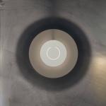 Knikerboker LED nástenné svetlo DoppioZero, krémová/biela, Ø 30 cm