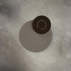 Knikerboker LED nástenné svetlo DoppioZero, krémová/hnedá, Ø 30 cm