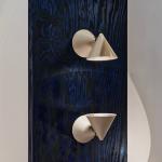 Tom Dixon LED nástenné svetlo Pose, šedo-béžové, 21 cm, plast