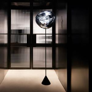 Tom Dixon LED stojacia lampa Melt Cone Slim, dymovo sivá, 180 cm