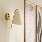 Globen Lighting nástenné svetlo Lou Bouclé, biele/mosadzné, látka