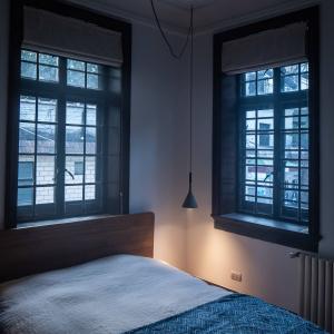 Foscarini Aplomb Mini závesné svietidlo z betónu hnedé