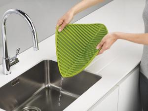 Odkvapkávacia podložka JOSEPH JOSEPH Flume ™ New, malá, zelená