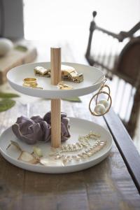 Stojanček s dvoma miskami Yamazaki Tosca, biely