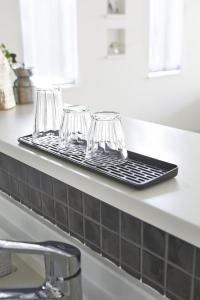 Odkvapkávacia podložka na poháre Yamazaki Slim, čierna