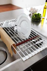 Rolovateľný odkvapávač na drez Yamazaki Tower, malý, biely