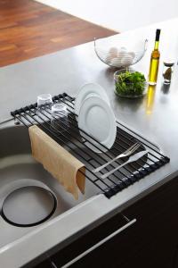 Rolovateľný odkvapávač na drez Yamazaki Tower, veľký, čierny