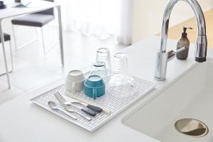 Odkvapkávacia podložka Yamazaki Tower, široká / biela