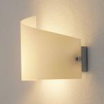 Nástenné svietidlo Moa zakrivené sklenené tienidlo