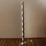 Stojaca LED lampa Wave, nikel